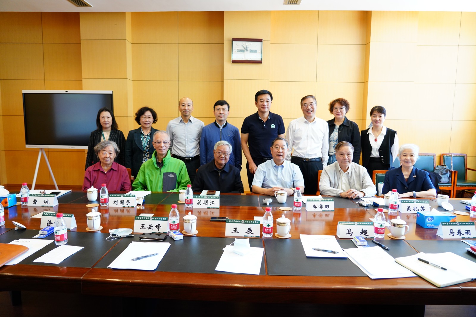 八年制校友代表座谈会合影.JPG 八年制校友代表座谈会合影.JPG