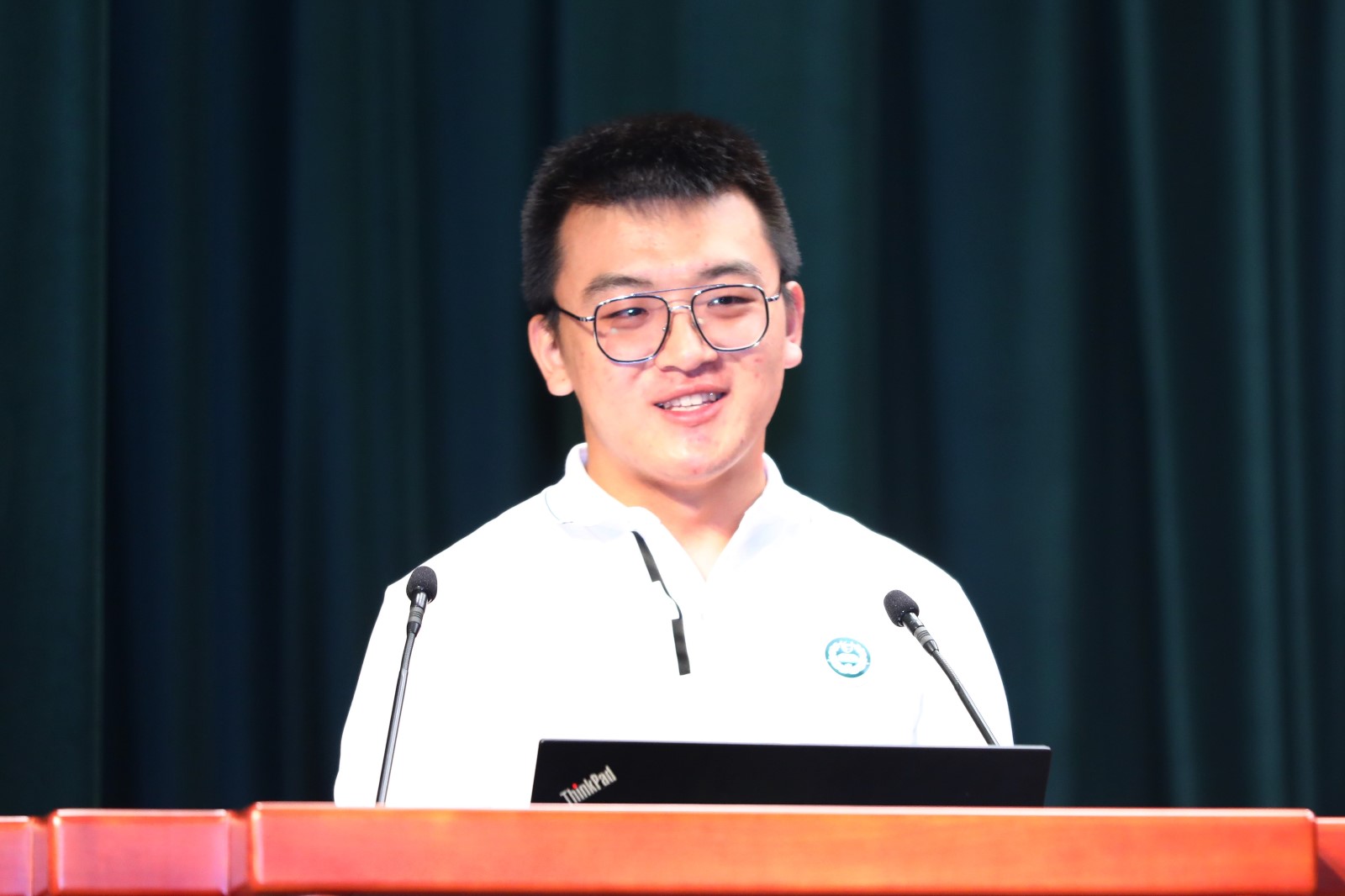 新职工代表何啸发言.JPG 新职工代表何啸发言.JPG